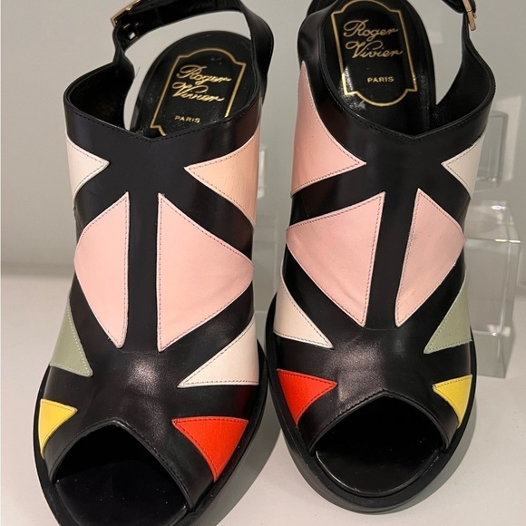 Roger Vivier designer shoes. - Picture 2 of 5